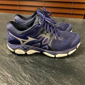 Women’s Mizuno Wave Horizon 3 running shoes size 8.5. Barely ever worn.
